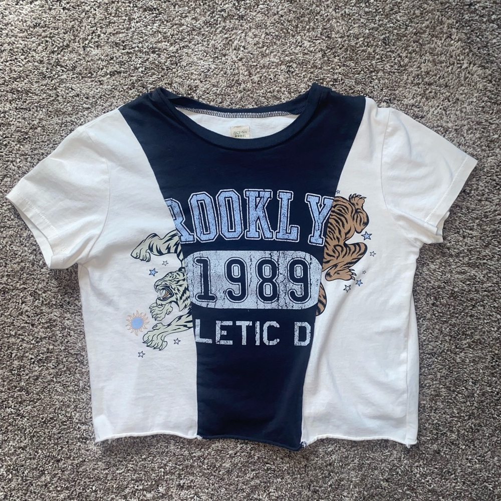 Buckle Brooklyn 1989 Graphic Crop Top - Navy and White